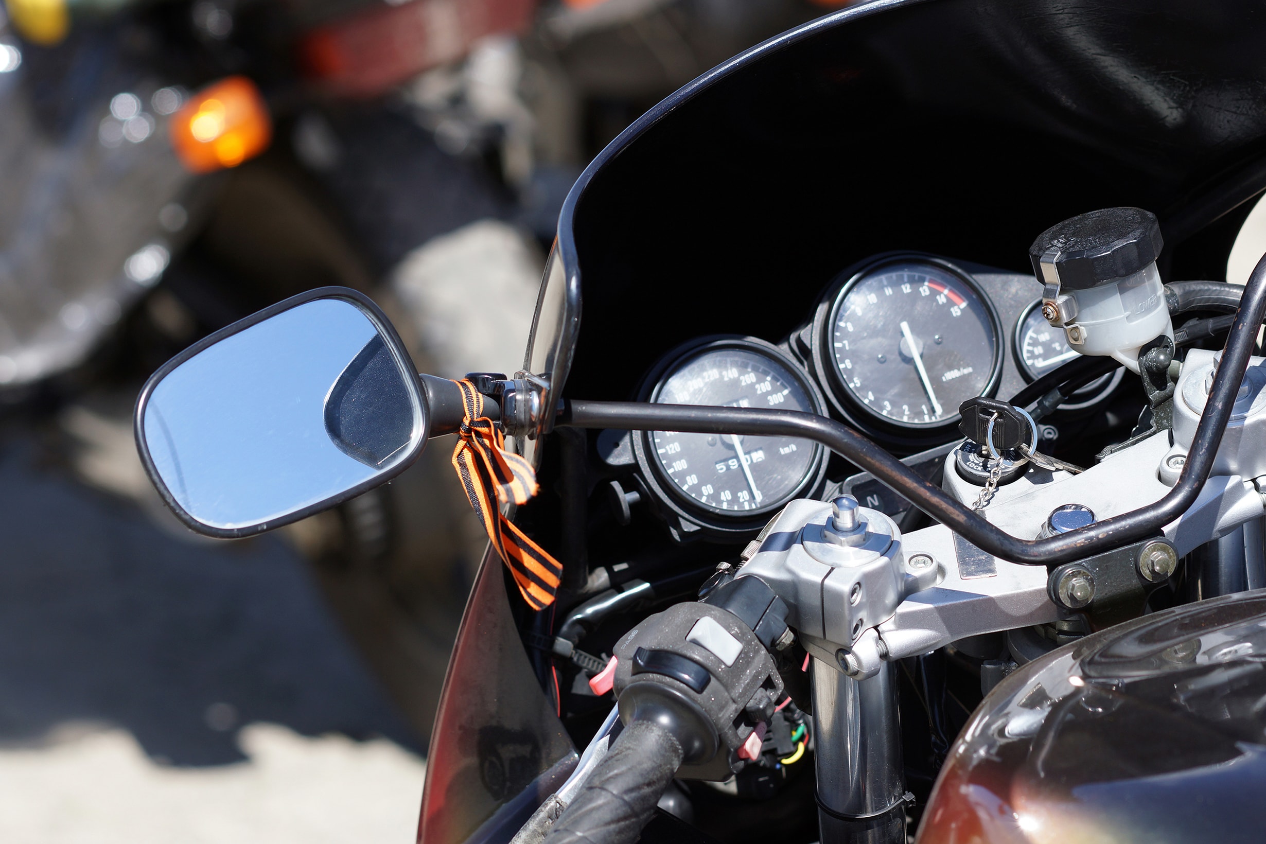 Gros plan du tableau de bord d’une moto