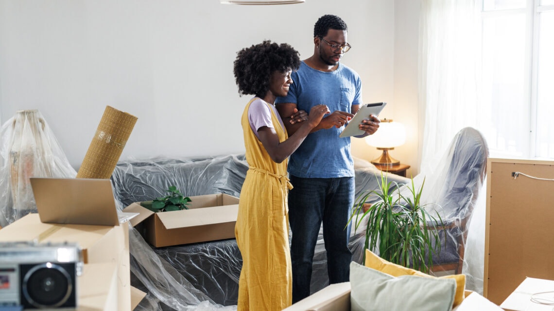 Un couple qui emménage dans une nouvelle maison